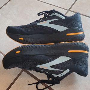 Men's Brook's Ghost Max. Size 11.5.